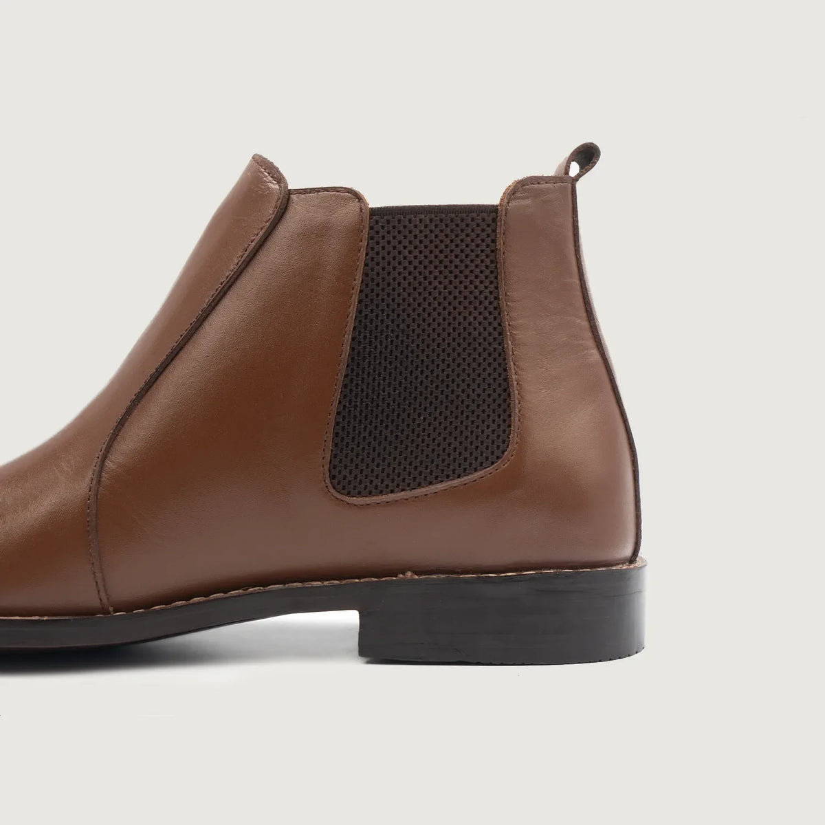 High-Traction Rubber Outsole & Lug Tread Pattern on Clarkson Chelsea Καφέ Δερμάτινα μποτάκια Ανδρικό For Men