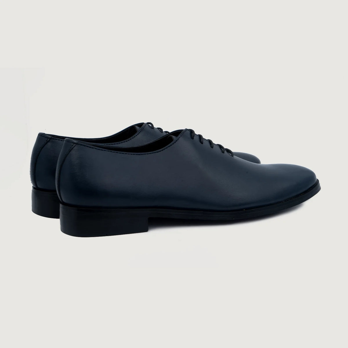 Κοντινό πλάνο λεπτομέρειας of Classic Collar & Heavy-Duty Zipper Hardware on Director Wholecut Midnight Μπλε Δερμάτινα παπούτσια Ανδρικό For Men