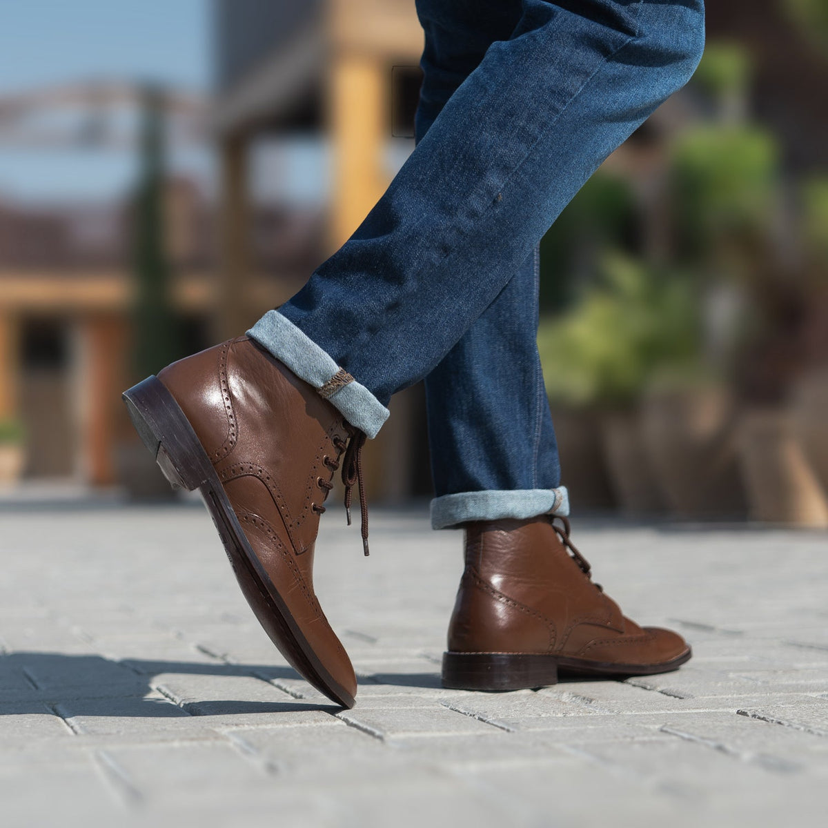 Προοπτική εφαρμογής σε μοντέλο:  Duster Brogues Derby Καφέ Δερμάτινα μποτάκια Ανδρικό σε μοντέλο με φυσικό φωτισμό ημέρας