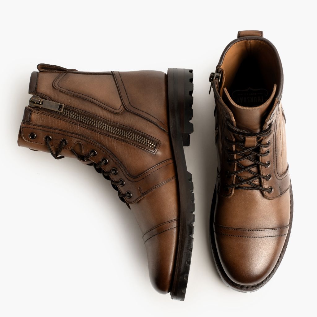 Κοντινό πλάνο λεπτομέρειας of Classic Collar & Heavy-Duty Zipper Hardware on Casa Moto Amber Wheat Δερμάτινα μποτάκια Ανδρικό