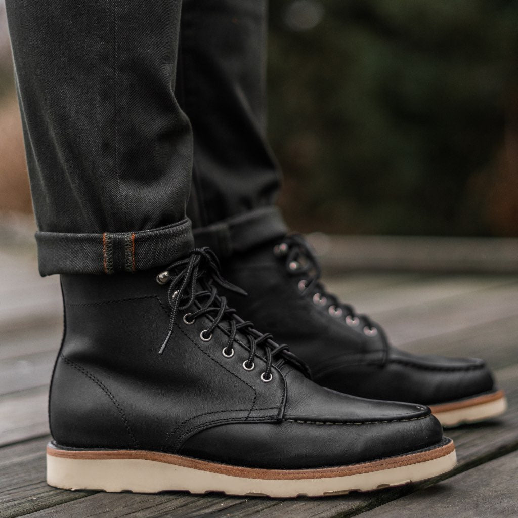 High-Traction Rubber Outsole & Lug Tread Pattern on Diplomat Μαύρο Matte Δερμάτινα μποτάκια Ανδρικό