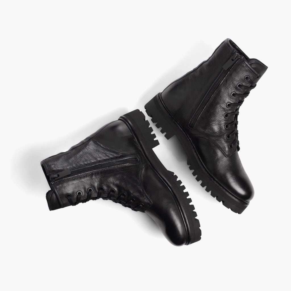 High-Traction Rubber Outsole & Lug Tread Pattern on Combat Μαύρο Δερμάτινα μποτάκια Γυναικείο