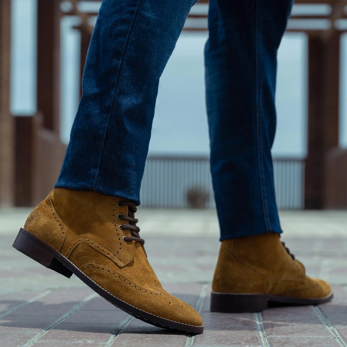 Προοπτική εφαρμογής σε μοντέλο:  Duster Brogues Derby Καφέ Suede Δερμάτινα μποτάκια - StudGuard Ανδρικό σε μοντέλο με φυσικό φωτισμό ημέρας