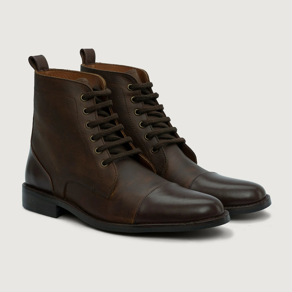 Knight Derby Hybrid Brown Leather Boots StudGuard For Men in Distressed Brown Full-Grain Leather - Πλαϊνή όψη | Αγορά online