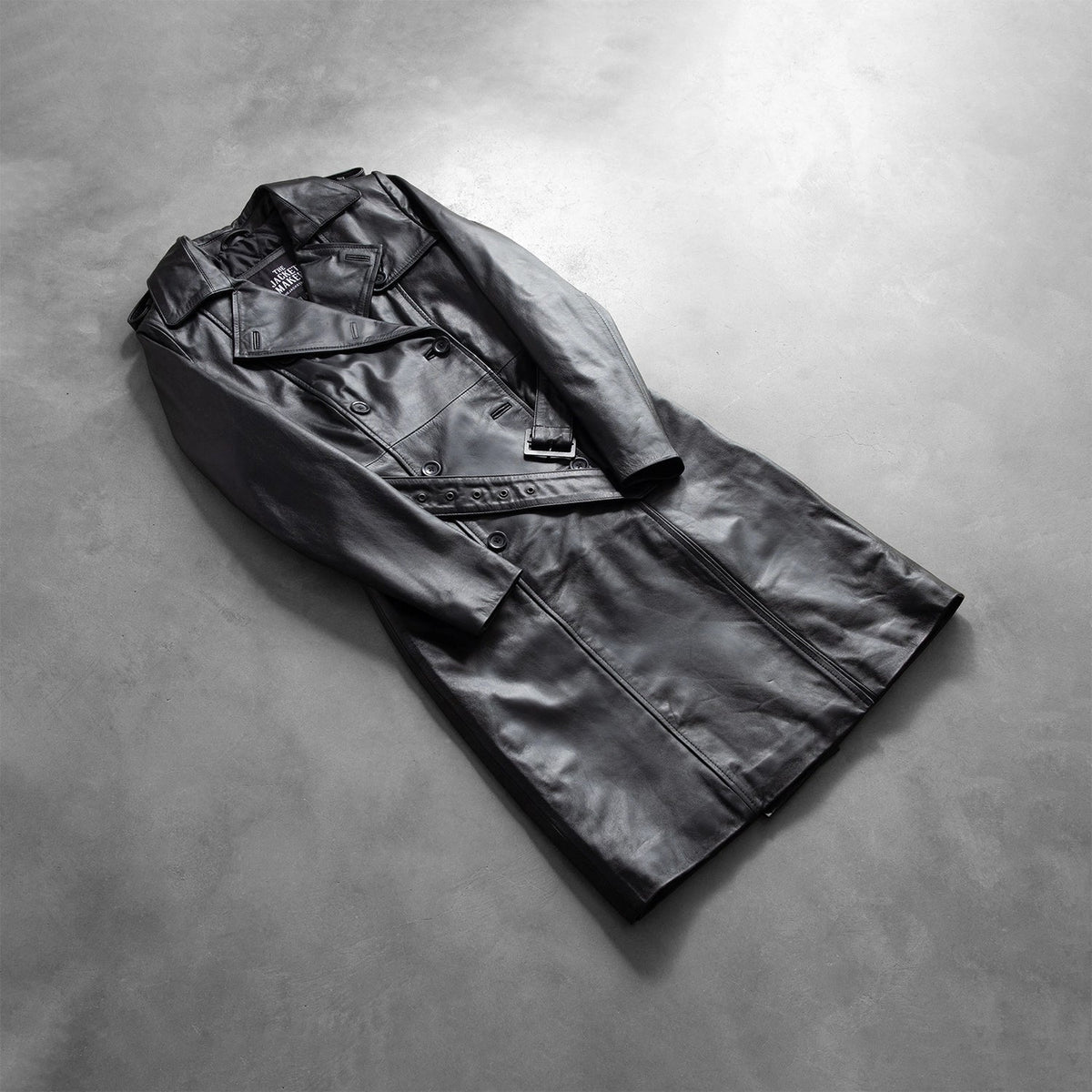 
Προοπτική εφαρμογής σε μοντέλο:  Alice Black Double Breasted Leather Coat σε μοντέλο με φυσικό φωτισμό ημέρας