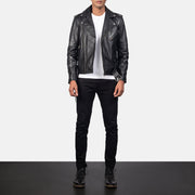 
Allaric Alley Black Leather Biker Jacket - Πλαϊνή όψη που αναδεικνύει το κόψιμο των μανικιών
