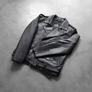 
Προοπτική εφαρμογής σε μοντέλο:  Allaric Alley Black Leather Biker Jacket σε μοντέλο με φυσικό φωτισμό ημέρας