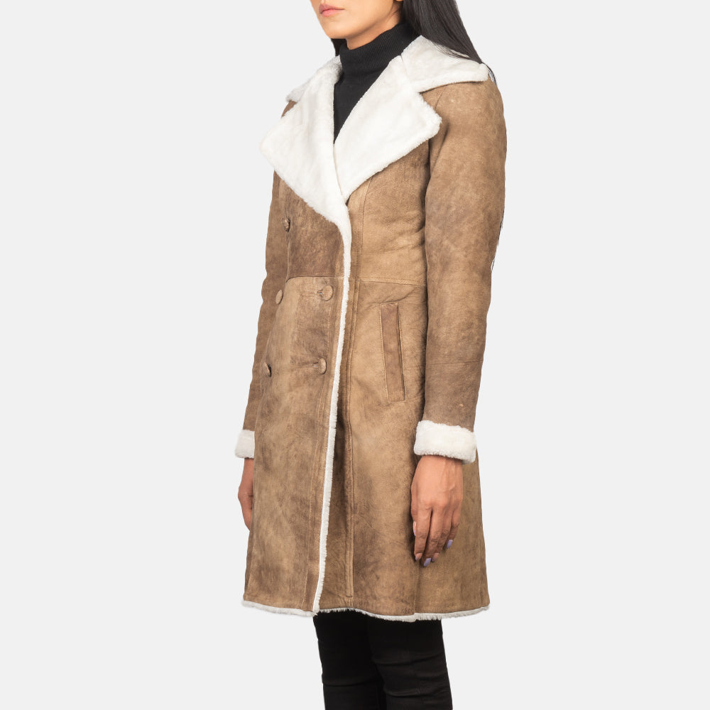 
Κοντινό πλάνο λεπτομέρειας of Notch & Leather Buttons Hardware on Amie Distressed Brown Double Breasted Shearling Coat