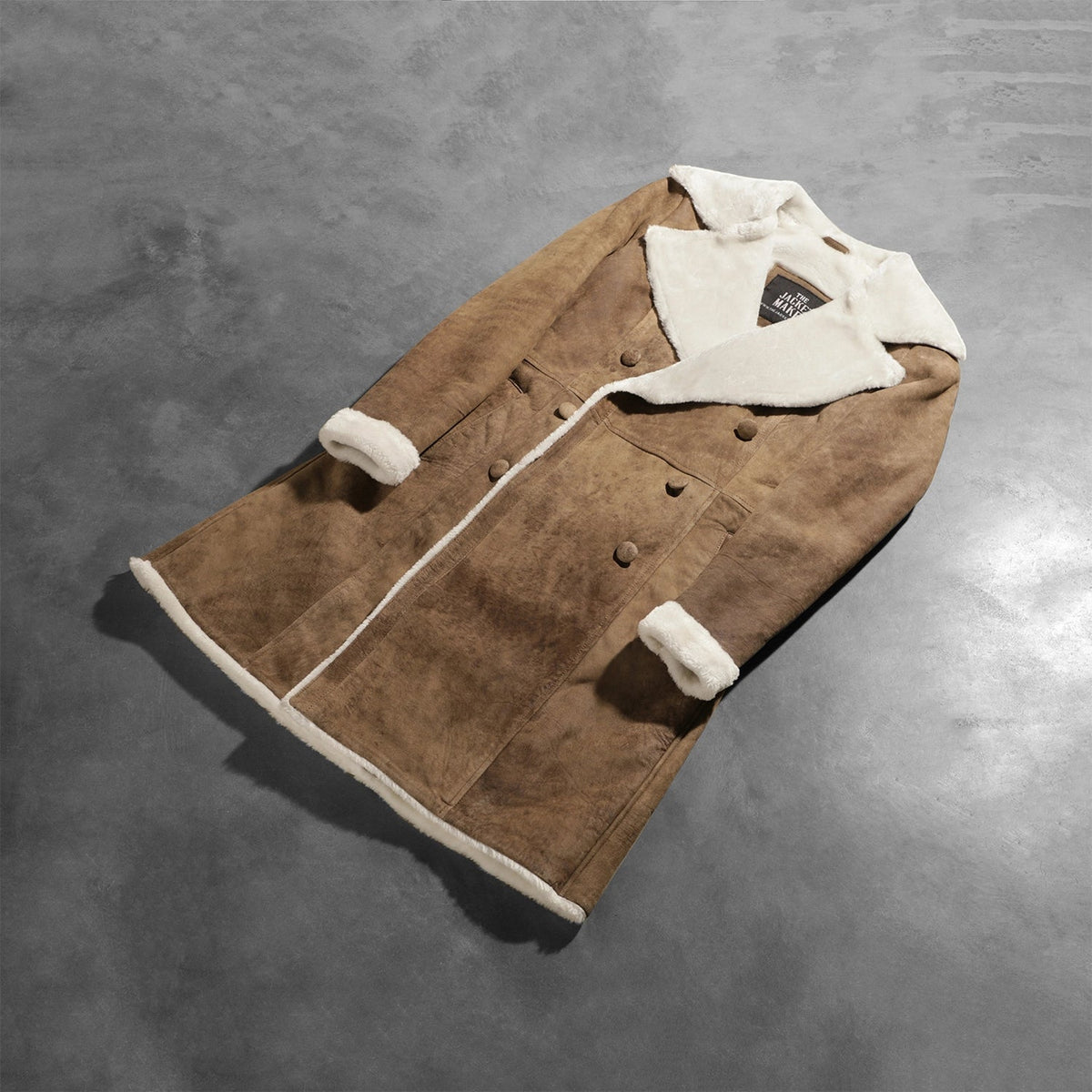
Προοπτική εφαρμογής σε μοντέλο:  Amie Distressed Brown Double Breasted Shearling Coat σε μοντέλο με φυσικό φωτισμό ημέρας