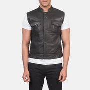 
Κοντινό πλάνο λεπτομέρειας of Band & Zipper with Button Flap Hardware on Atlas Moto Καφέ Δερμάτινο Γιλέκο Ανδρικό