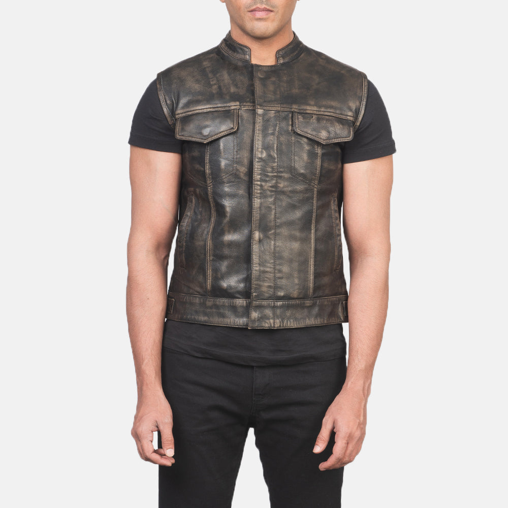 
Κοντινό πλάνο λεπτομέρειας of Band & Zipper with Button Flap Hardware on Atlas Moto Distressed Καφέ Δερμάτινο Γιλέκο Ανδρικό