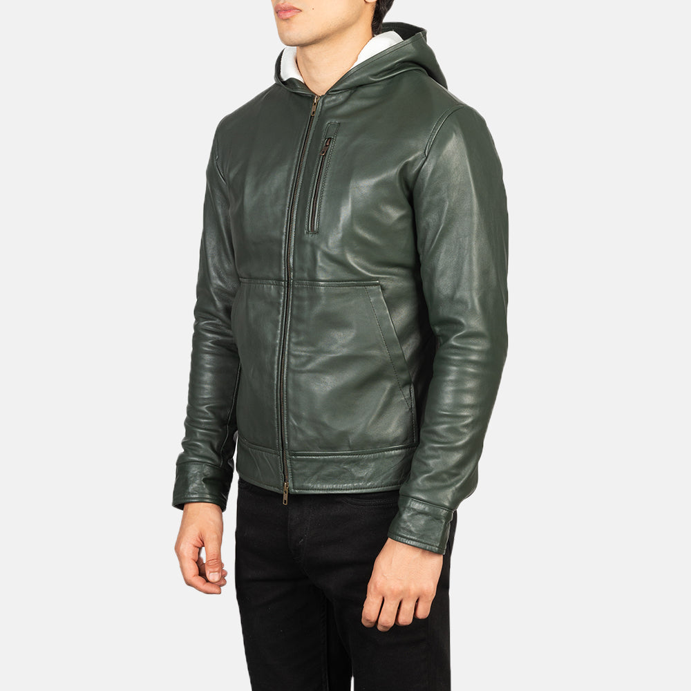 
Προοπτική εφαρμογής σε μοντέλο:  Baston Black Hooded Leather Bomber Jacket σε μοντέλο με φυσικό φωτισμό ημέρας