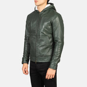 
Προοπτική εφαρμογής σε μοντέλο:  Baston Black Hooded Leather Bomber Jacket σε μοντέλο με φυσικό φωτισμό ημέρας