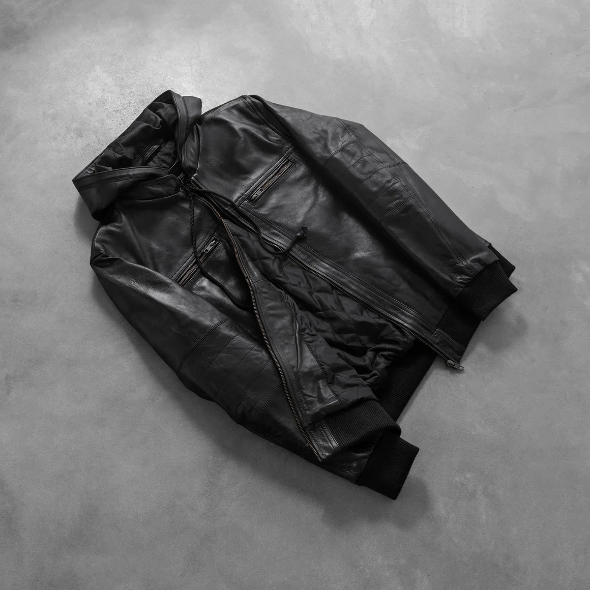 
Προοπτική εφαρμογής σε μοντέλο:  Bouncer Biz Black Leather Hooded Bomber Jacket σε μοντέλο με φυσικό φωτισμό ημέρας