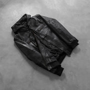 
Προοπτική εφαρμογής σε μοντέλο:  Bouncer Biz Black Leather Hooded Bomber Jacket σε μοντέλο με φυσικό φωτισμό ημέρας