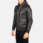 
Προοπτική εφαρμογής σε μοντέλο:  Bravado Black Hooded Leather Bomber Jacket σε μοντέλο με φυσικό φωτισμό ημέρας