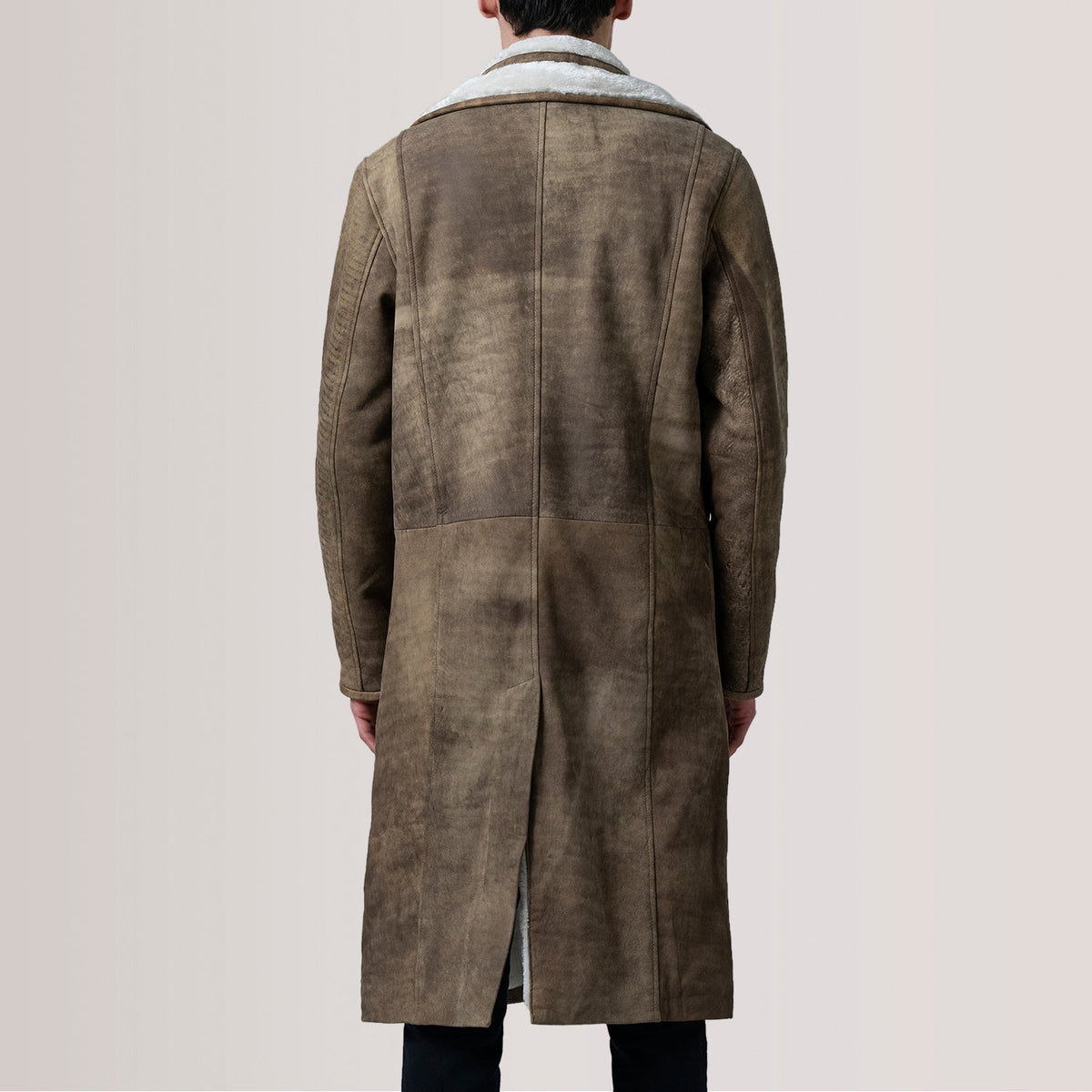 
Κοντινό πλάνο λεπτομέρειας of Notch & Button Hardware on Cai Distressed Καφέ Leather Shearling Δερμάτινο Παλτό Ανδρικό For Men