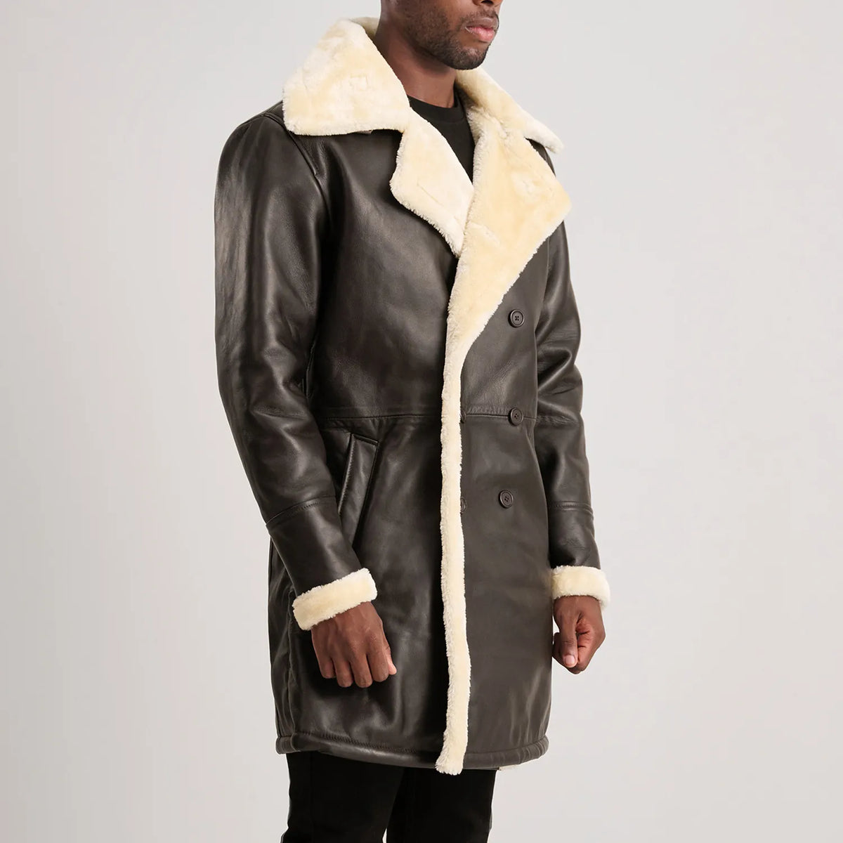 
Προοπτική εφαρμογής σε μοντέλο:  Charles Brown Suede Leather Shearling Double-Breasted Coat σε μοντέλο με φυσικό φωτισμό ημέρας