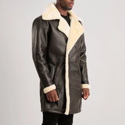 
Προοπτική εφαρμογής σε μοντέλο:  Charles Brown Suede Leather Shearling Double-Breasted Coat σε μοντέλο με φυσικό φωτισμό ημέρας