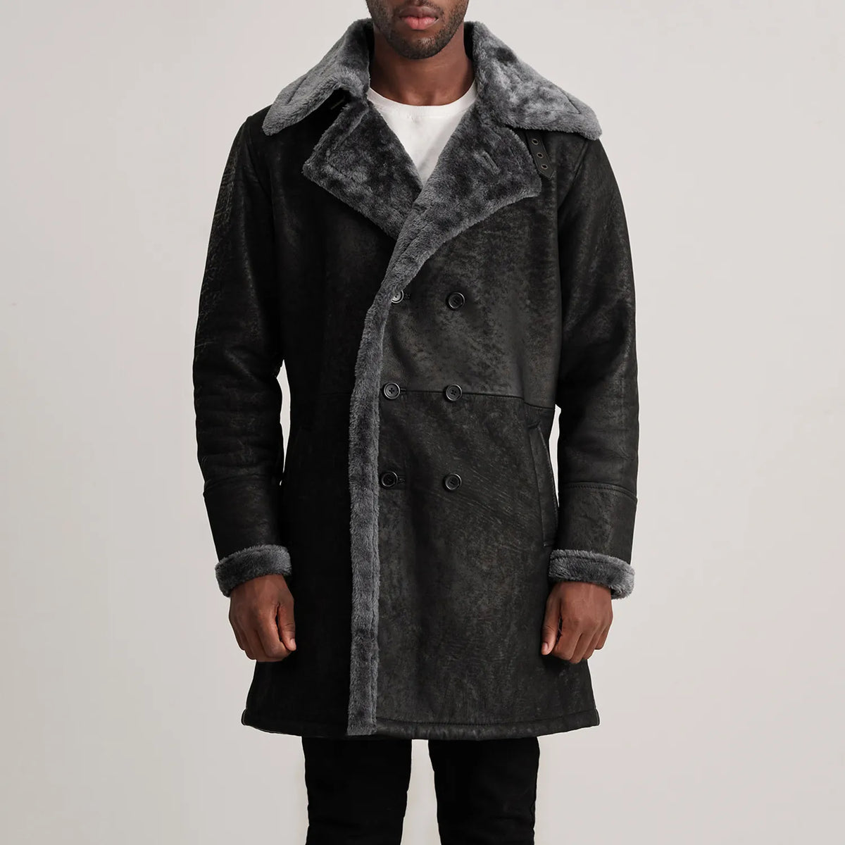 
Κοντινό πλάνο λεπτομέρειας of Notch & Button Hardware on Charles Brown Suede Leather Shearling Double-Breasted Coat