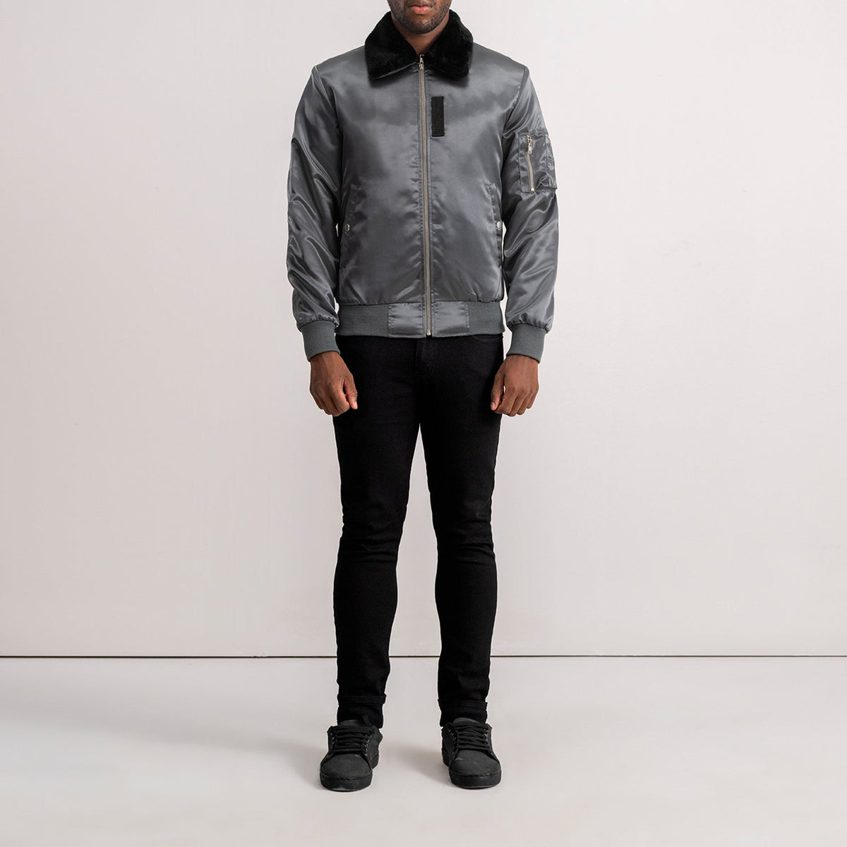 
Κοντινό πλάνο λεπτομέρειας of Removable faux fur collar & Zipper Hardware on Clyde B-15 Grey Bomber Jacket