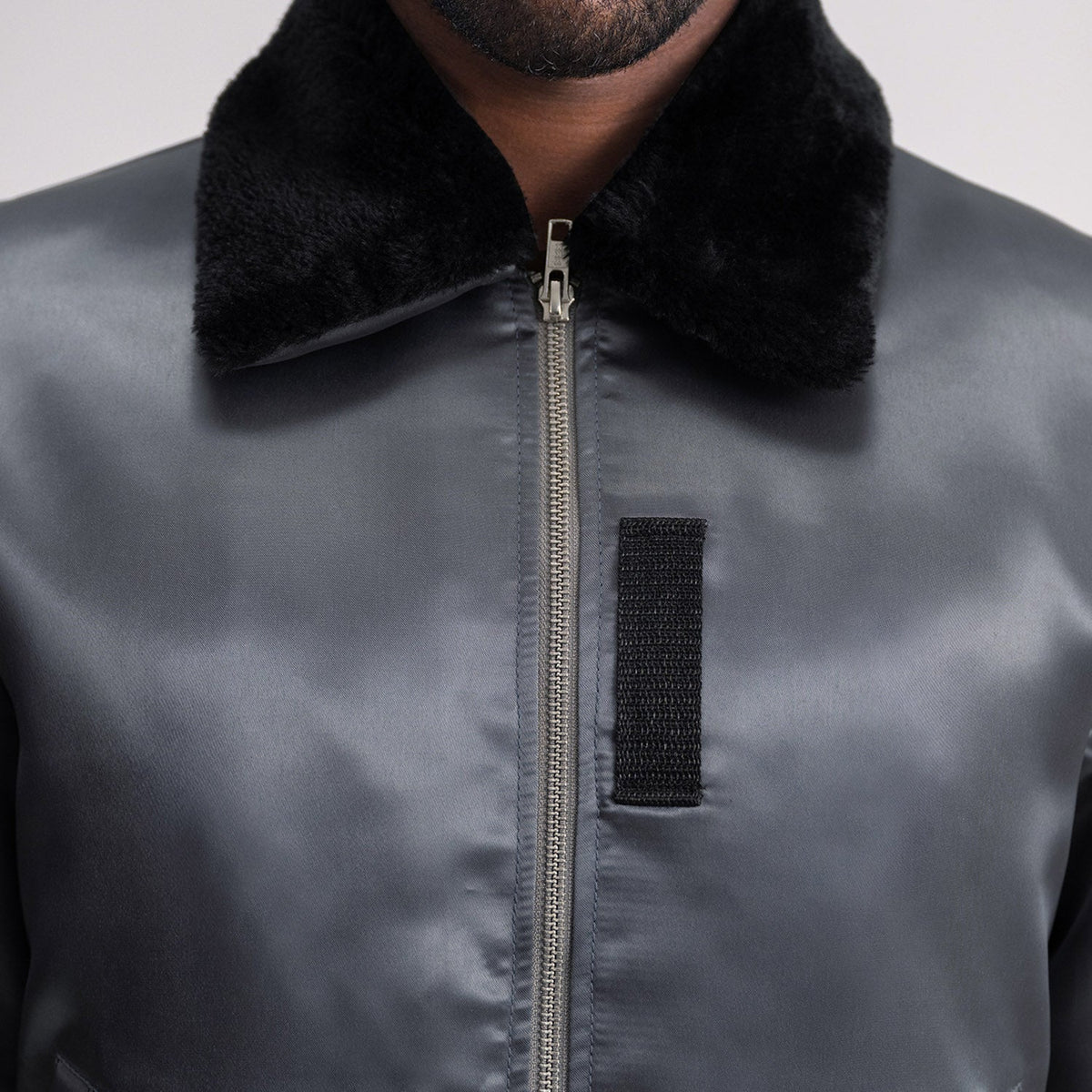 
Εσωτερική επένδυση Showing Quilted Polyester Lining & Δύο λειτουργικές εσωτερικές τσέπες