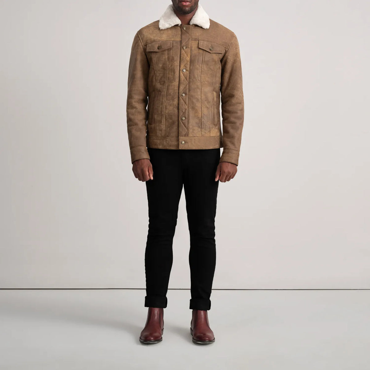 
Dallis Snuffed Brown Shearling Trucker Jacket - Πλαϊνή όψη που αναδεικνύει το κόψιμο των μανικιών