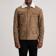 
Κοντινό πλάνο λεπτομέρειας of Classic Collar & Button Hardware on Dallis Snuffed Brown Shearling Trucker Jacket