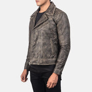 
Προοπτική εφαρμογής σε μοντέλο:  Danny Quilted Brown Leather Biker Jacket σε μοντέλο με φυσικό φωτισμό ημέρας