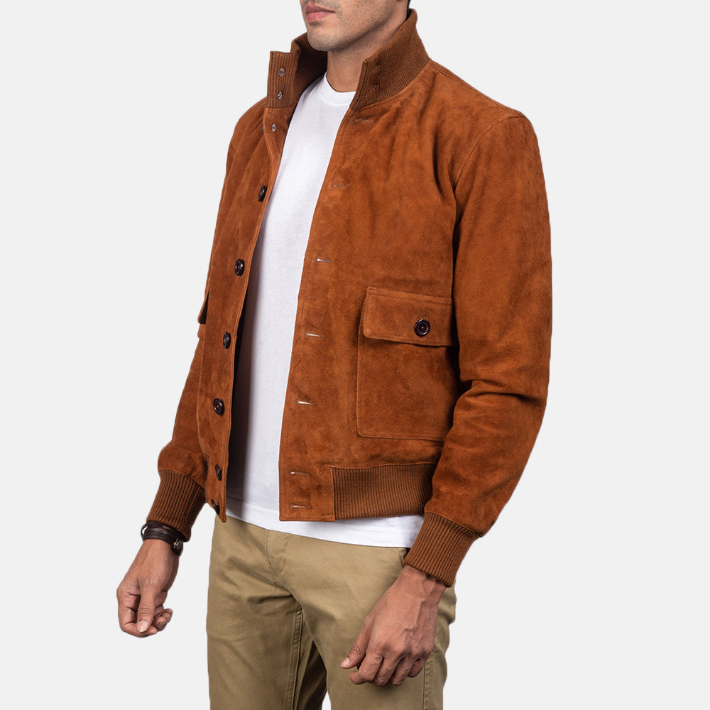 
Προοπτική εφαρμογής σε μοντέλο:  Eaton Brown Suede Bomber Jacket σε μοντέλο με φυσικό φωτισμό ημέρας