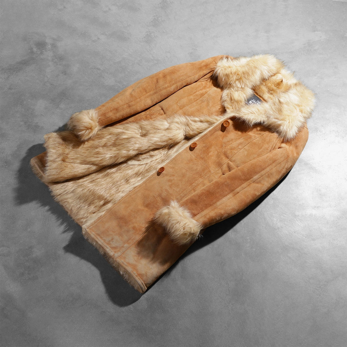 
Προοπτική εφαρμογής σε μοντέλο:  Erica Beige Leather Coat σε μοντέλο με φυσικό φωτισμό ημέρας