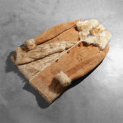 
Προοπτική εφαρμογής σε μοντέλο:  Erica Beige Leather Coat σε μοντέλο με φυσικό φωτισμό ημέρας