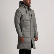 
Προοπτική εφαρμογής σε μοντέλο:  Floyd Tan Hooded Leather Puffer Coat σε μοντέλο με φυσικό φωτισμό ημέρας