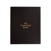 
Προοπτική εφαρμογής σε μοντέλο:  Giftset Leather Writing Case and Pen (Passport holder) σε μοντέλο με φυσικό φωτισμό ημέρας