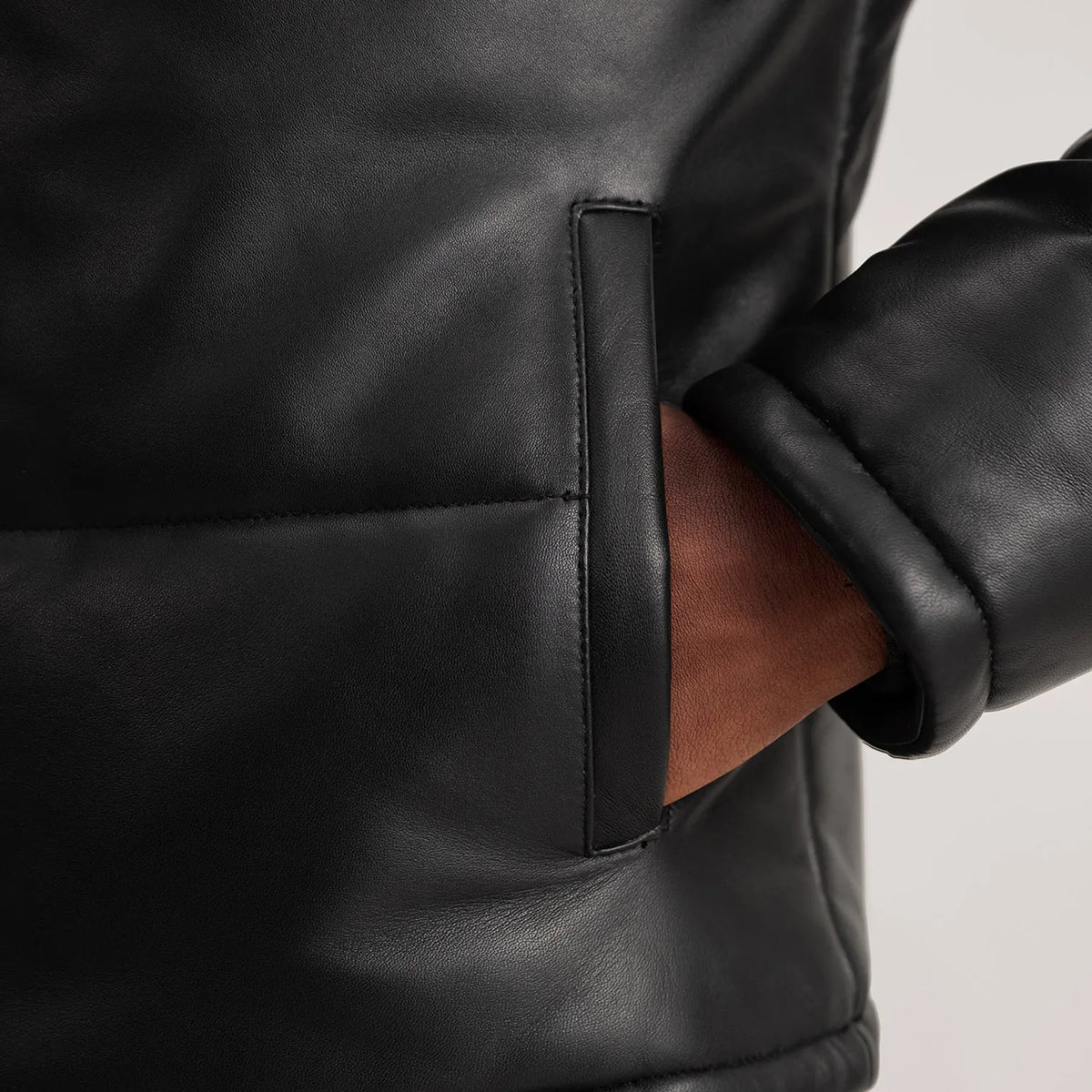 
Εσωτερική επένδυση Showing Polyester Lining & Δύο λειτουργικές εσωτερικές τσέπες