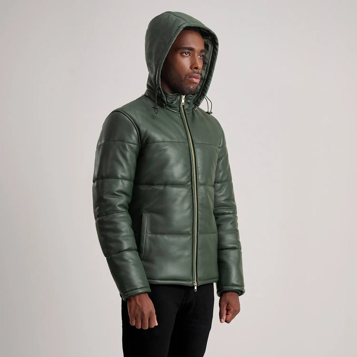 
Προοπτική εφαρμογής σε μοντέλο:  Gordon Tan Hooded Leather Puffer Jacket σε μοντέλο με φυσικό φωτισμό ημέρας