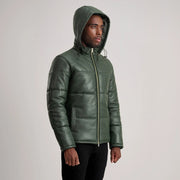 
Προοπτική εφαρμογής σε μοντέλο:  Gordon Tan Hooded Leather Puffer Jacket σε μοντέλο με φυσικό φωτισμό ημέρας