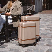 
Κοντινό πλάνο λεπτομέρειας of Classic Collar & Heavy-Duty Zipper Hardware on Hand Luggage Suitcase Zuna Γυναικείο Γυναικείο