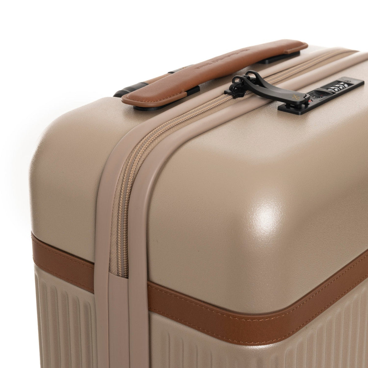 
Προοπτική εφαρμογής σε μοντέλο:  Hand Luggage Suitcase Zuna Γυναικείο Γυναικείο σε μοντέλο με φυσικό φωτισμό ημέρας