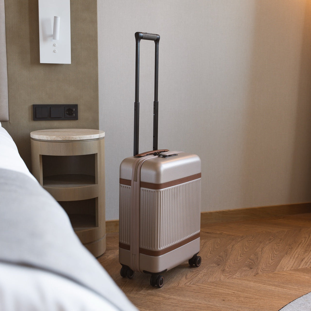 
Hand Luggage Suitcase Zuna Γυναικείο Γυναικείο - Πλαϊνή όψη που αναδεικνύει το κόψιμο των μανικιών