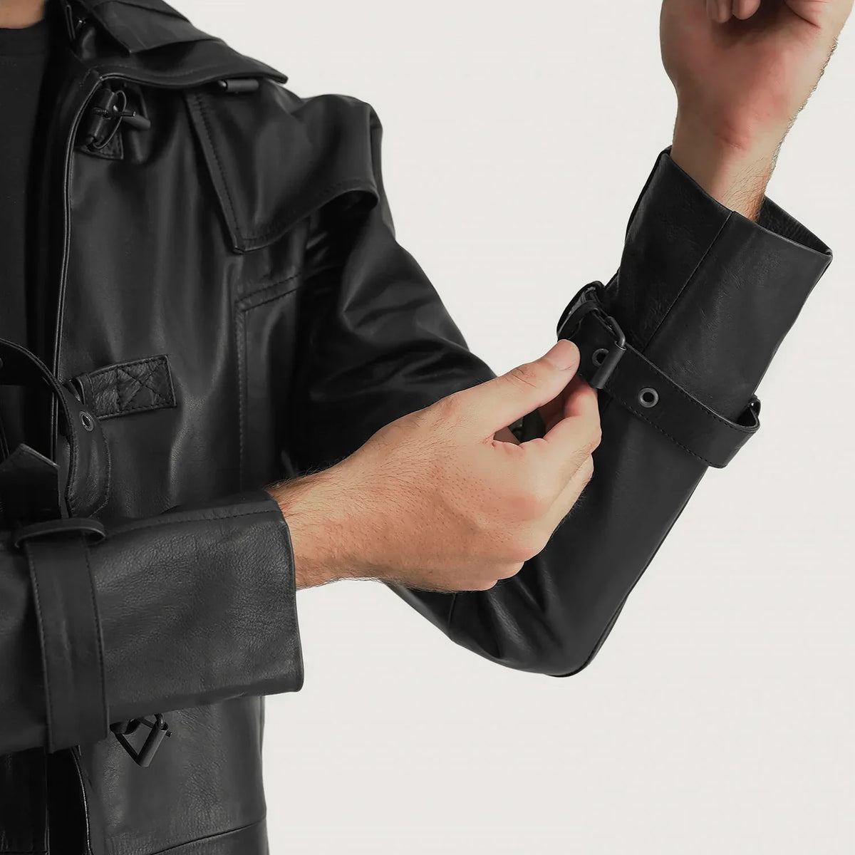 
Κοντινό πλάνο λεπτομέρειας of Shirt collar with a large hood & Belted Hardware on Huntsman Μαύρο Hooded Δερμάτινη Καμπαρντίνα Ανδρικό