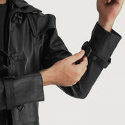 
Κοντινό πλάνο λεπτομέρειας of Shirt collar with a large hood & Belted Hardware on Huntsman Μαύρο Hooded Δερμάτινη Καμπαρντίνα Ανδρικό