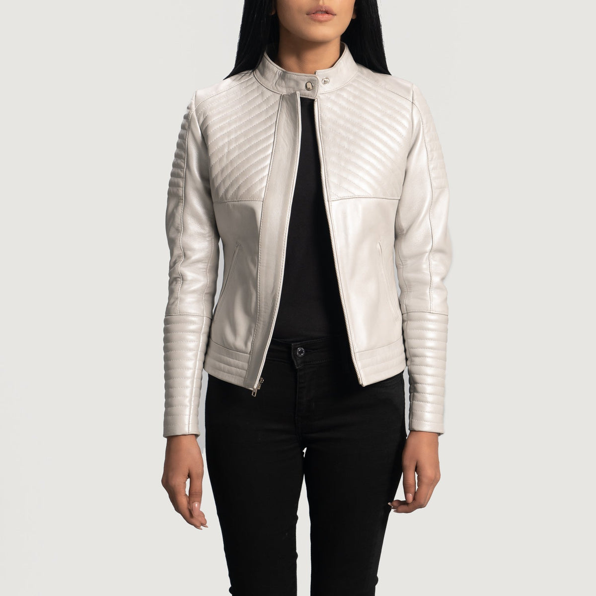 Ice Maiden Silver Quilted Leather Biker Jacket - Πλαϊνή όψη που αναδεικνύει το κόψιμο των μανικιών