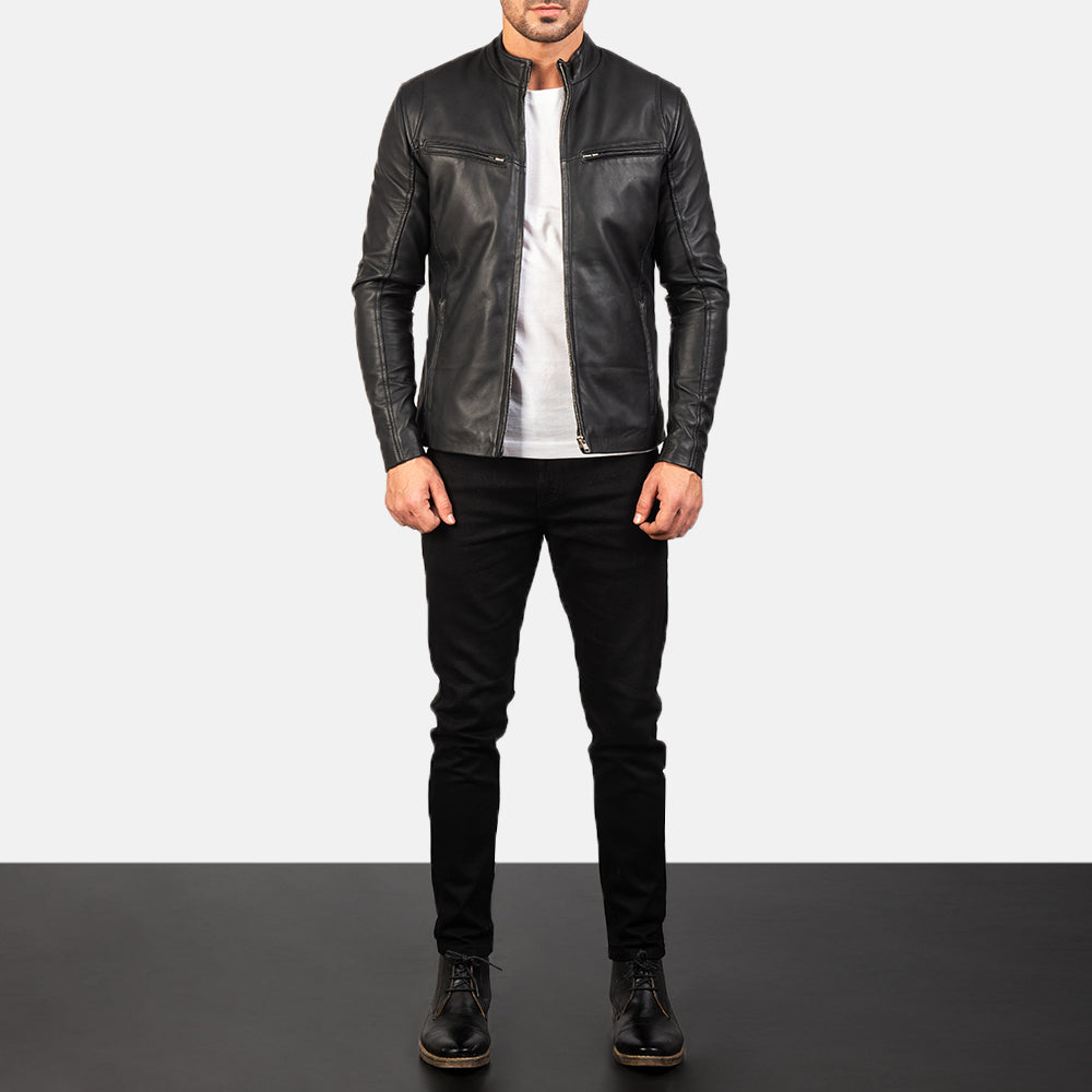 
Ionic Black Leather Jacket - Πλαϊνή όψη που αναδεικνύει το κόψιμο των μανικιών