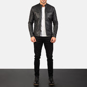 
Ionic Black Leather Jacket - Πλαϊνή όψη που αναδεικνύει το κόψιμο των μανικιών