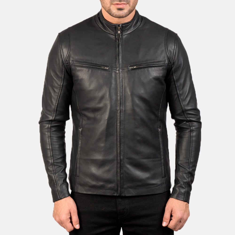 
Κοντινό πλάνο λεπτομέρειας of Band & Zipper Hardware on Ionic Black Leather Jacket