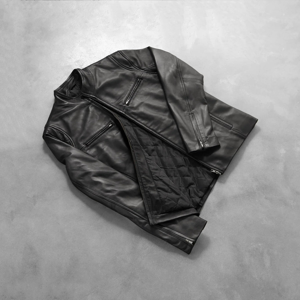
Προοπτική εφαρμογής σε μοντέλο:  Ionic Black Leather Jacket σε μοντέλο με φυσικό φωτισμό ημέρας