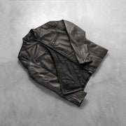 
Προοπτική εφαρμογής σε μοντέλο:  Ionic Black Leather Jacket σε μοντέλο με φυσικό φωτισμό ημέρας