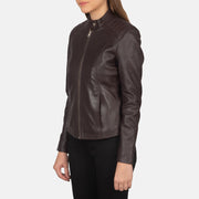
Προοπτική εφαρμογής σε μοντέλο:  Kelsee Navy Blue Suede Biker Jacket σε μοντέλο με φυσικό φωτισμό ημέρας