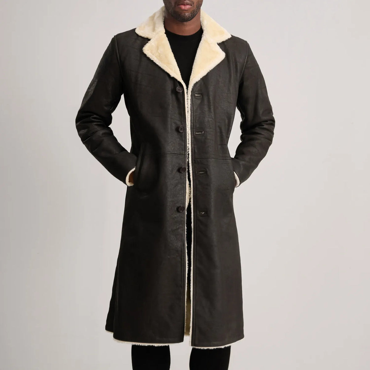 
Κοντινό πλάνο λεπτομέρειας of Notch & Button Hardware on Kolby Tumbled Brown Shearling Long Coat